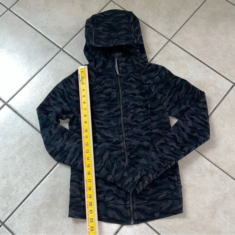 Lululemon scuba Hoodie light cotton fleece camo deep coal size 2 PTP 14.5” EUC